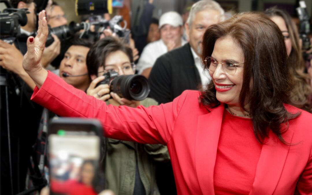 Rixi Moncada Entrega Planillas al CNE para Candidatura Presidencial de 2025 con el Respaldo de los Movimientos Internos de Libre