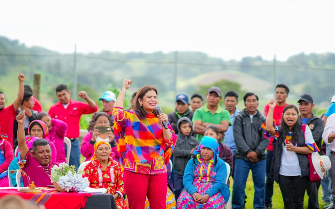La candidata presidencial Rixi Moncada conversa con el pueblo lenca de Intibucá