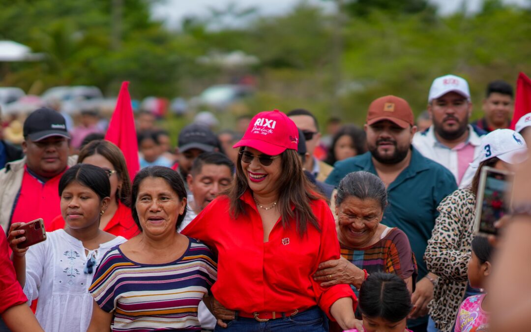 La candidata presidencial Rixi Moncada participa en conversatorio con la comunidad Pech de Olancho