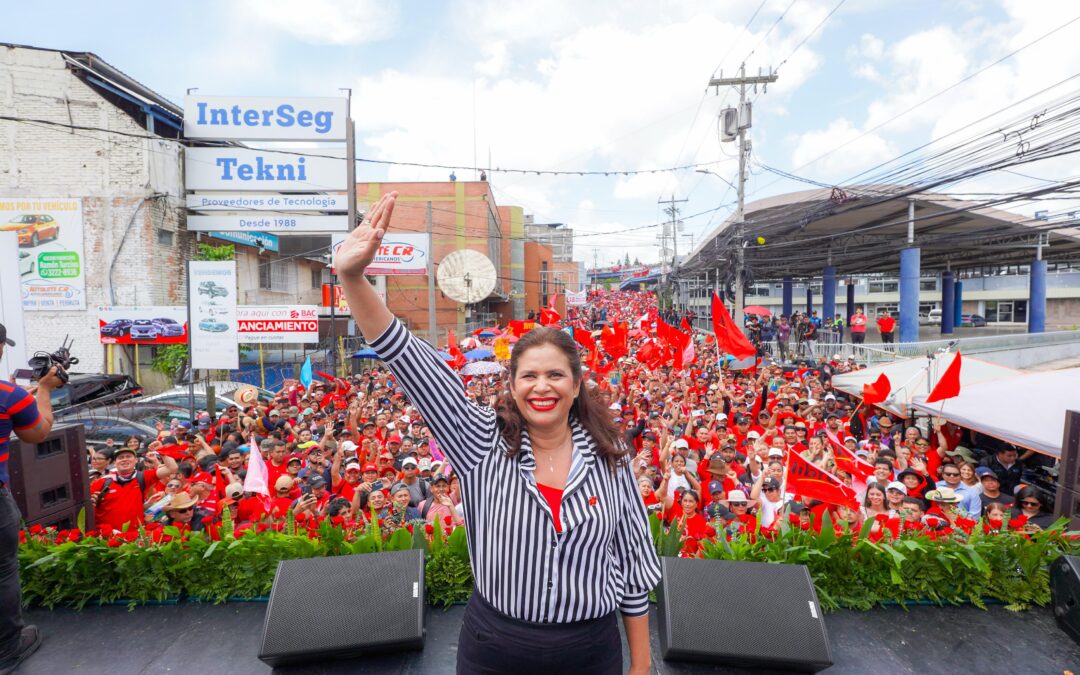 La candidata presidencial Rixi Moncada se une a la movilización en conmemoración del 16º aniversario del Golpe de Estado