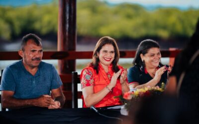 La candidata presidencial Rixi Moncada conversa con acuicultores y pescaderos del departamento de Valle
