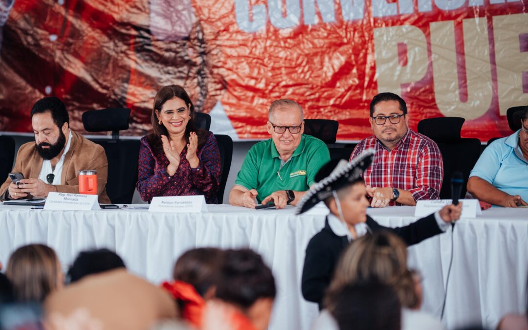 La candidata presidencial Rixi Moncada conversa con el sector transportista de la zona norte del país