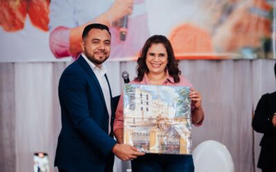 La candidata presidencial Rixi Moncada conversa con el sector cultural del departamento de Comayagua