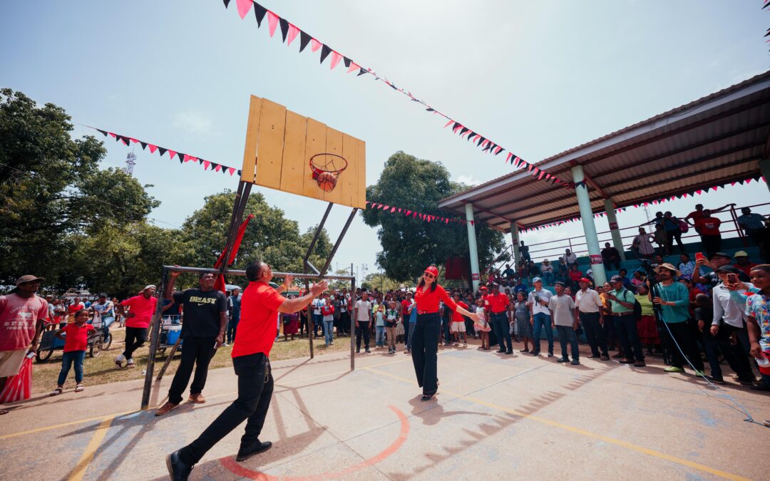 La candidata presidencial Rixi Moncada conversa con la comunidad misquita en Puerto Lempira