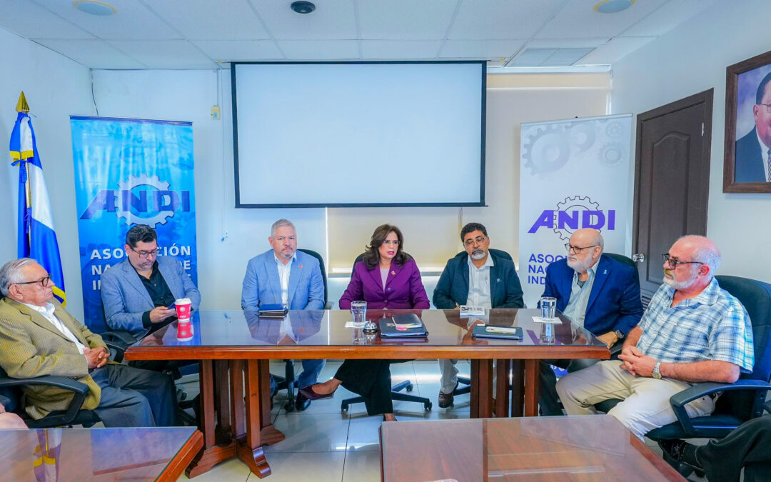 La candidata presidencial Rixi Moncada se reúne con la Asociación Nacional de Industriales