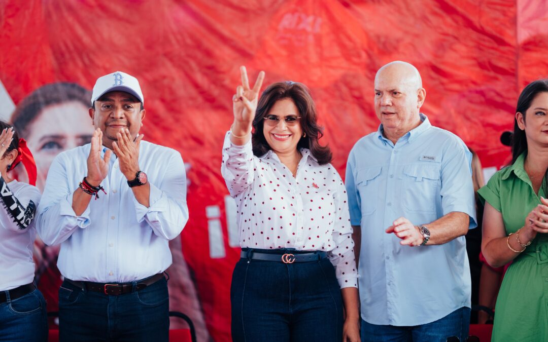 La candidata presidencial Rixi Moncada juramenta a exliberales como nuevos miembros del Partido LIBRE