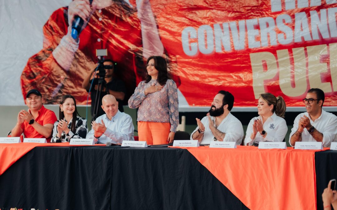 La candidata presidencial Rixi Moncada conversa con el gremio magisterial