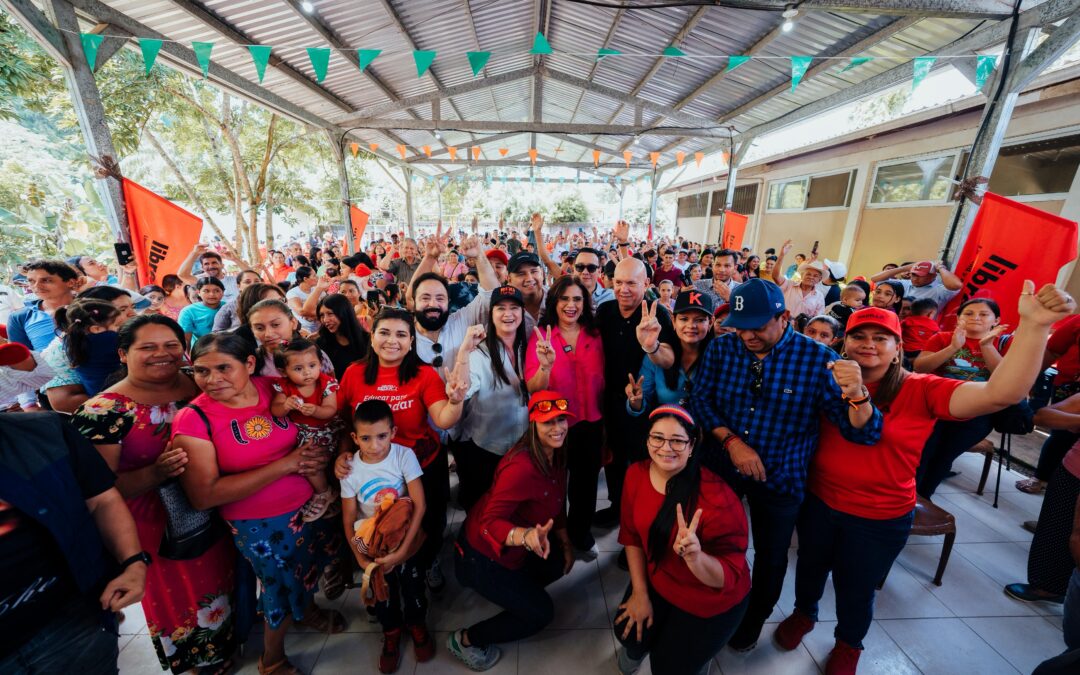 La candidata presidencial Rixi Moncada conversa con la comunidad de Tomalá en El Merendón