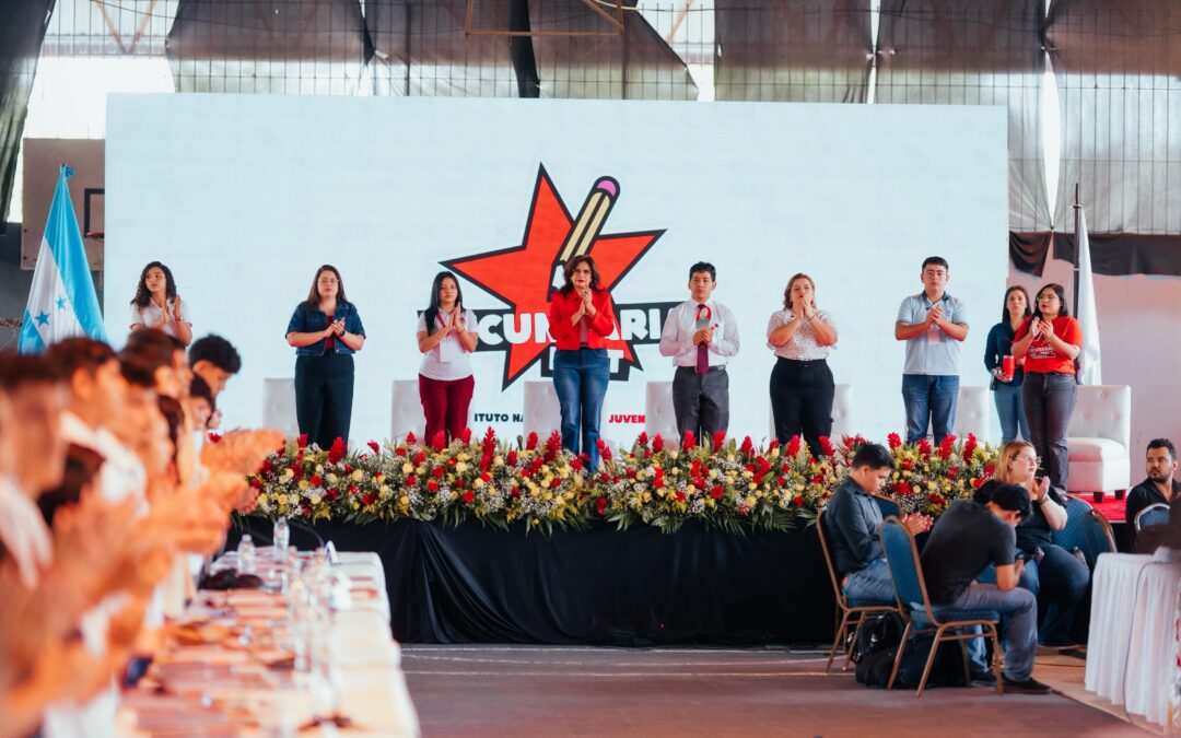 La candidata presidencial Rixi Moncada conversa con jóvenes bachilleres en la Secundaria Fest