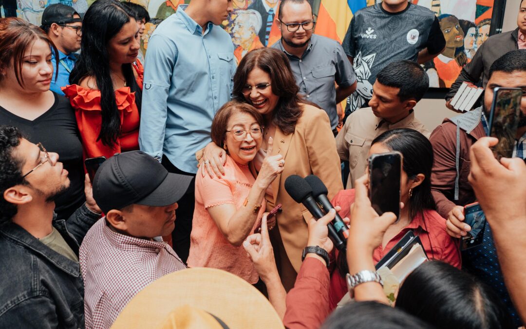 La candidata presidencial Rixi Moncada conversa con los estudiantes de la UPNFM