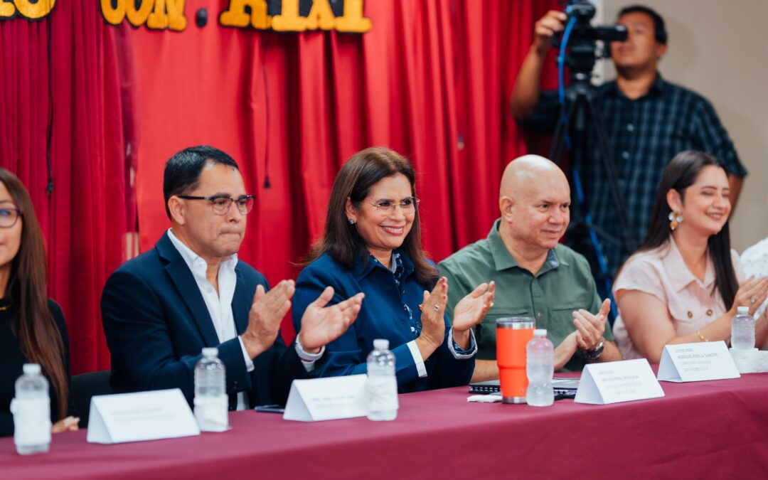 La candidata presidencial Rixi Moncada conversa con la comunidad estudiantil de la Universidad Pedagógica en San Pedro Sula
