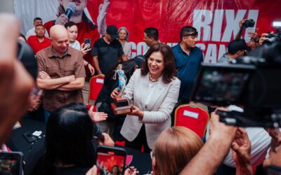 La candidata presidencial Rixi Moncada juramenta a Comisión Jurídica