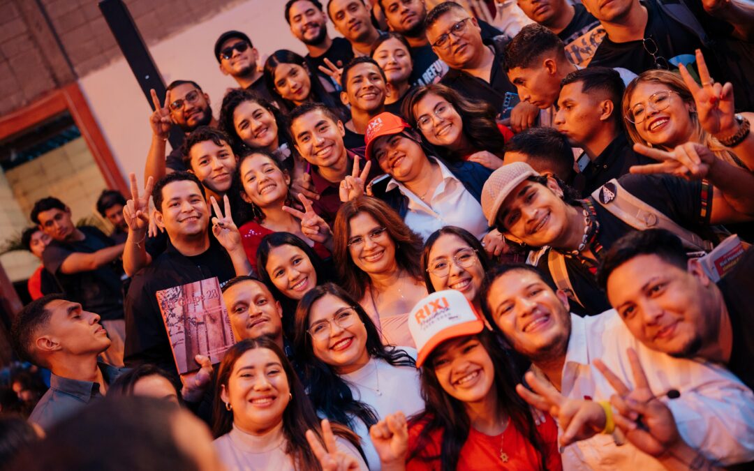 La candidata presidencial Rixi Moncada conversa con jóvenes en la Escuela “Pedro Nufio”