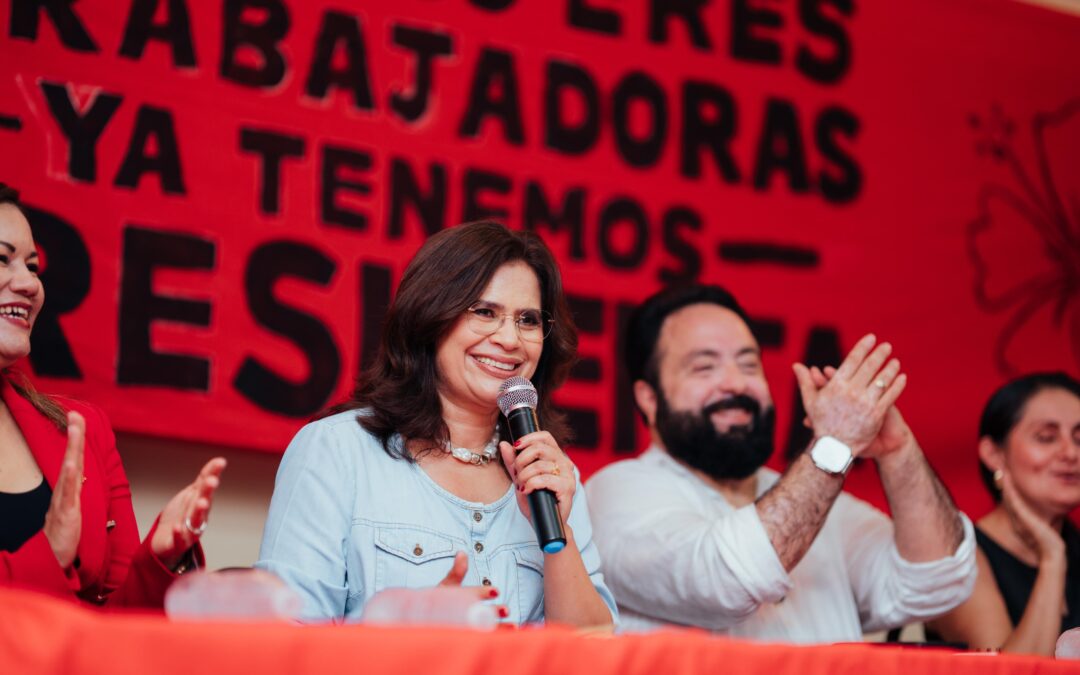 La candidata presidencial Rixi Moncada conversa con trabajadores de maquilas