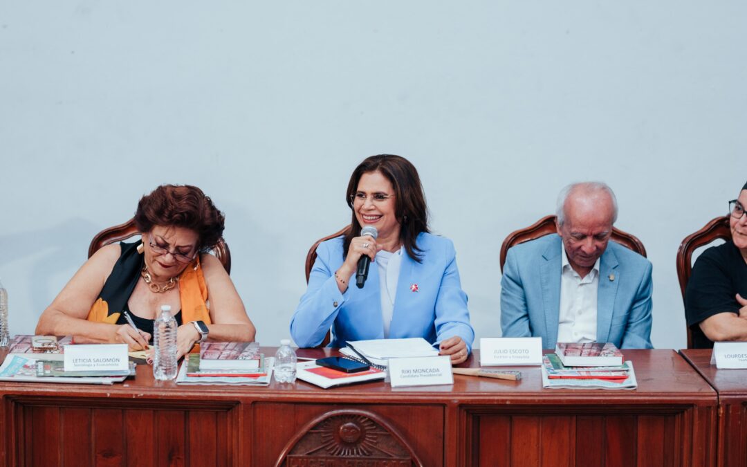 Rixi Moncada inicia su campaña presidencial conversando con el gremio de artistas