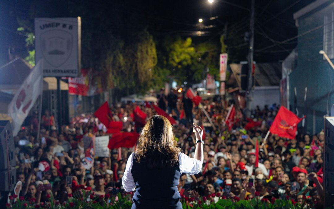 La candidata presidencial Rixi Moncada visita sector Rivera Hernández de la Capital Industrial