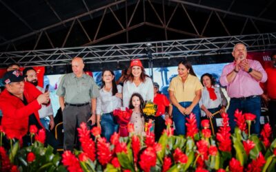 La candidata presidencial Rixi Moncada realiza visita histórica al sector Chamelecón