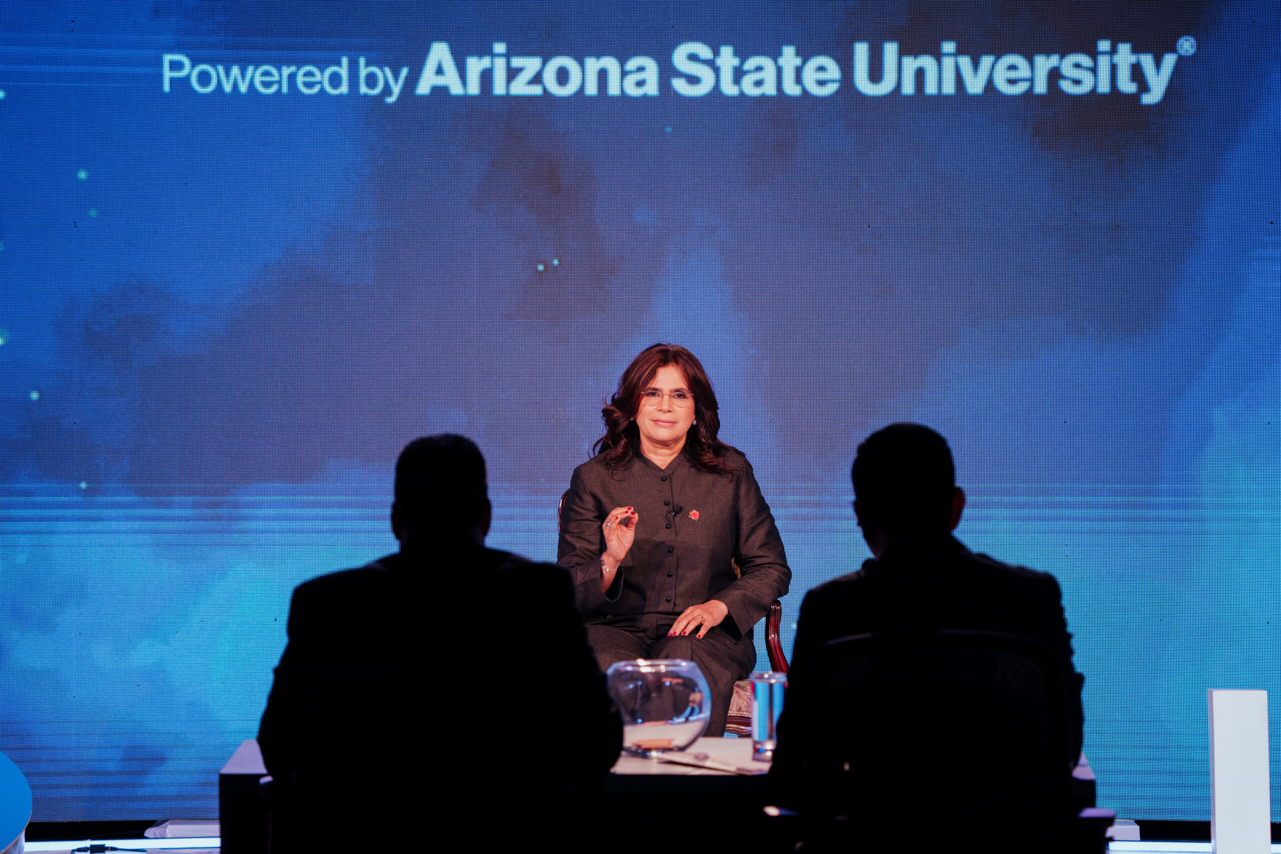 La candidata presidencial Rixi Moncada participa en diálogo con estudiantes universitarios