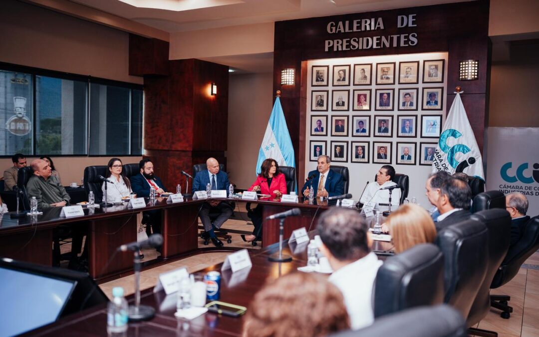 La candidata presidencial Rixi Moncada se reúne con la Cámara de Comercio e Industria de Cortés (CCIC)